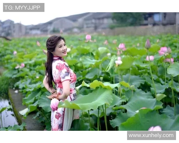 足球明星背影沉思瞬间展现运动魅力与人生哲理的完美结合